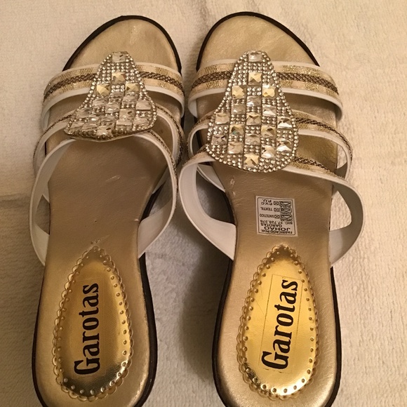 Garotas Johao Gold/ Neutral Tone Sandals - Picture 5 of 8
